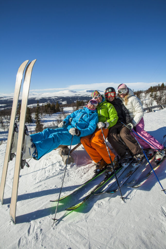 Fyra personer i en slalombacke